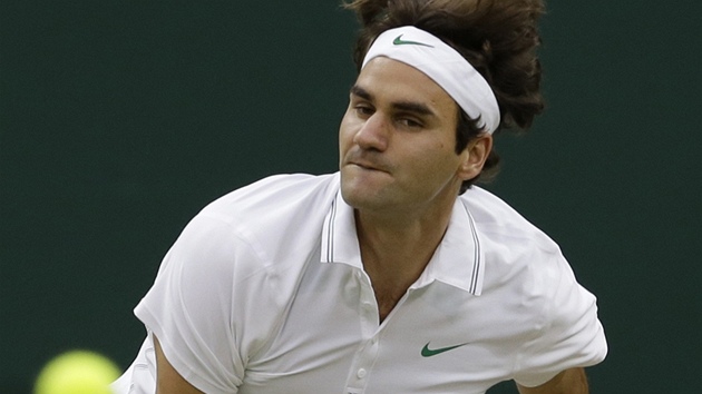 PO PODÁNÍ. Roger Federer ve wimbledonském  semifinále proti Novaku Djokoviovi.