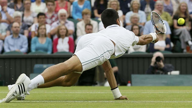 TO DOSÁHNU! Novak Djokovi se natahuje za míkem ve wimbledonském semifinále