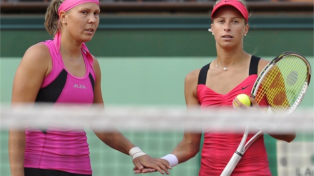 FINALISTKY. Lucie Hradecká a Andrea Hlaváková si ve Wimbledonu zahrají o