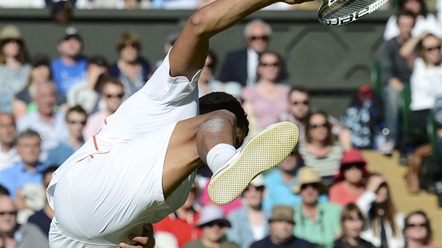 BOLÍ. Jo-Wilfried Tsonga tsn po zásahu míkem do choulostivých míst.