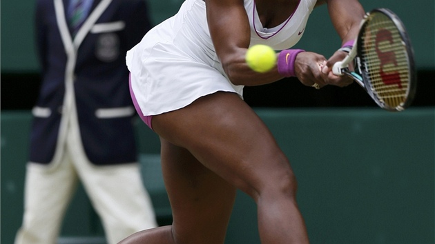 SÍLA. Serena Williamsová a její bekhend ve finále Wimbledonu.