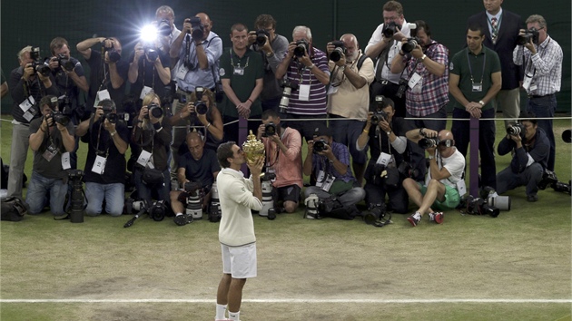 PÓZA. Roger Federer pózuje fotografm se svou sedmou wimbledonskou trofejí.