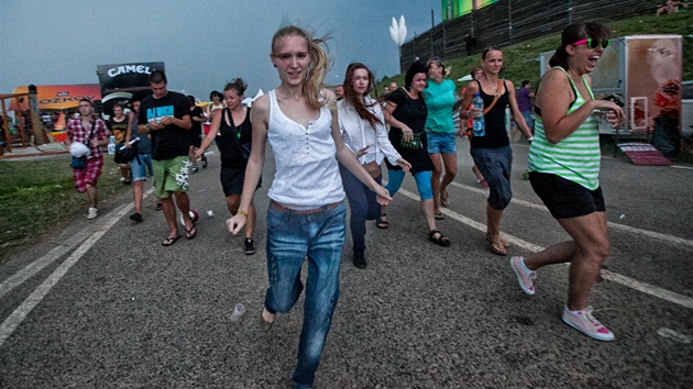 Poslední koncert ped velkou boukou loni odehráli brittí The Kooks. Na Faith No More i Orbital u se nedostalo.