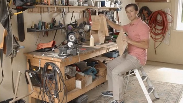 Doug Pitt v reklamě předvádí, jak vyrábí ptačí budku.