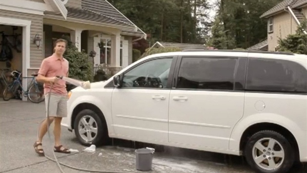 Doug Pitt v reklamě myje svůj "sporťák".