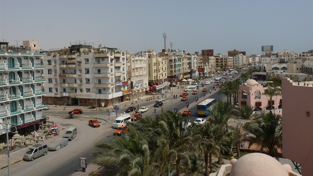 Hlavní nákupní ulice Sheraton road v Hurghad. Po setmní se na ulici vyrojí