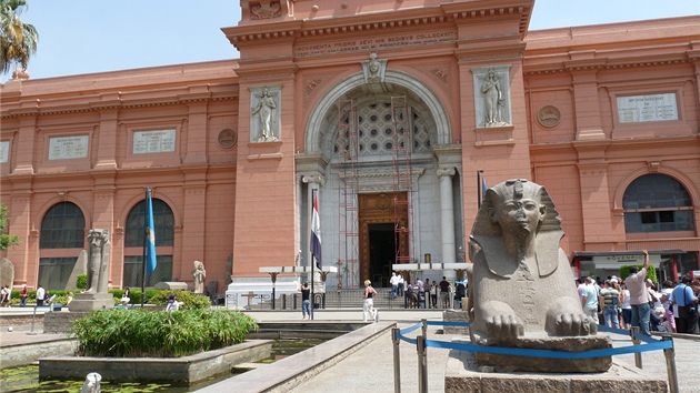 Do Egyptského muzea v Káhiře s fotoaparátem a kamerou nesmíte. Musíte je nechat