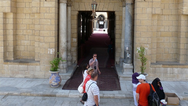 Do nejstarší mešity v Egyptě Amr-ibn-el-As mohou turisté pouze bosí. Poplatek