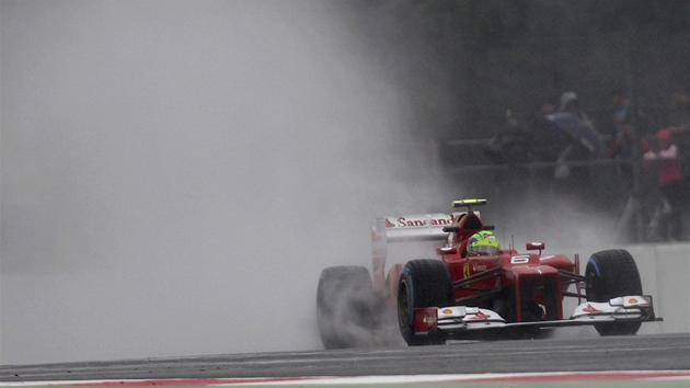 ZUÍ DE. Felipe Massa z týmu Ferrari pi tréninku na okruhu v Silverstonu.  