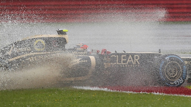 VLHKÁ ZKUENOST. Romain Grosjean z týmu Lotus pi tréninku na okruhu v