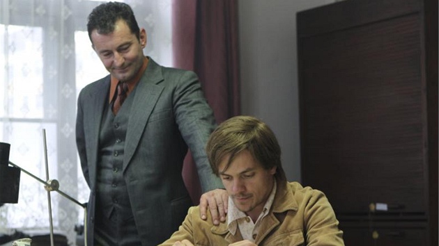 Ond�ej Vetchý a Ji�í Mádl ve filmu Konfident.