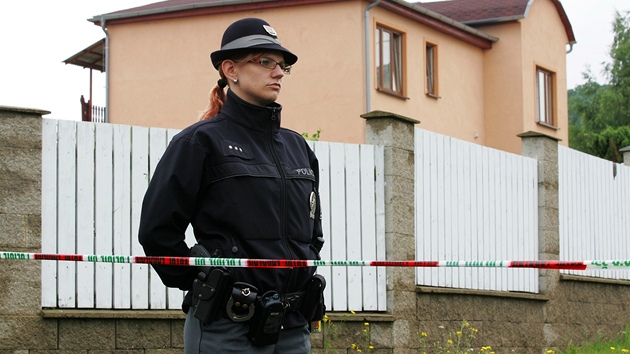 Dm ve Veborovicích, kde se zejm stala dvojnásobná vrada, hlídá policistka. 