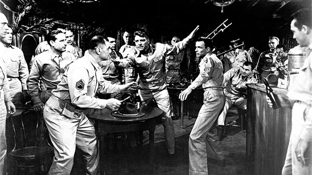 Ernest Borgnine s Frankem Sinatrou a Burtem Lancasterem ve filmu Odtud a na vnost