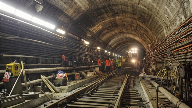 Jazyky nové výhybky. Mimo jiné se musí jet zatrkovat a podbít prace.