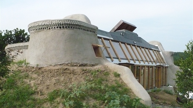 Dm z odpadk je zatím jen stavbou. Interiér jet není hotový.