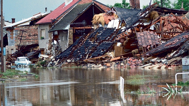Troubky poničené velkou povodní v roce 1997.