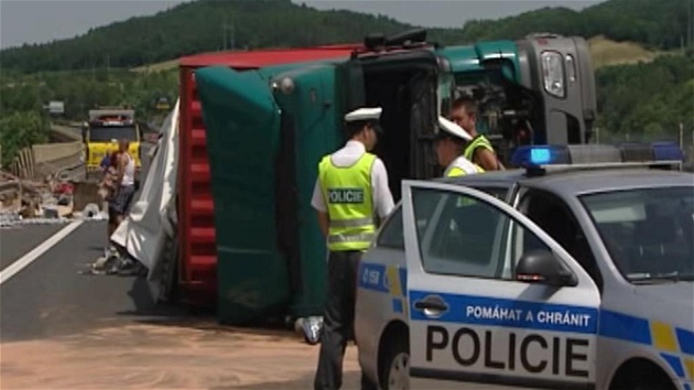 Kamion havaroval dopoledne po 11. hodin. Provoz na dlnici byl obnoven a po vce ne esti hodinch.