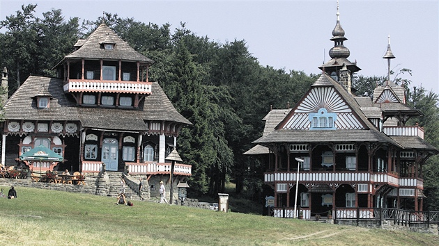 JAK JE ZNALI VŠICHNI. Dvojice slavných dřevěných staveb od Dušana Jurkoviče. Libušín je vlevo, Maměnka vpravo.