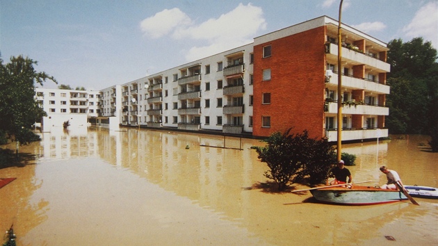 Povodn v Otrokovicích v roce 1997. Laguna mezi inovními domy.