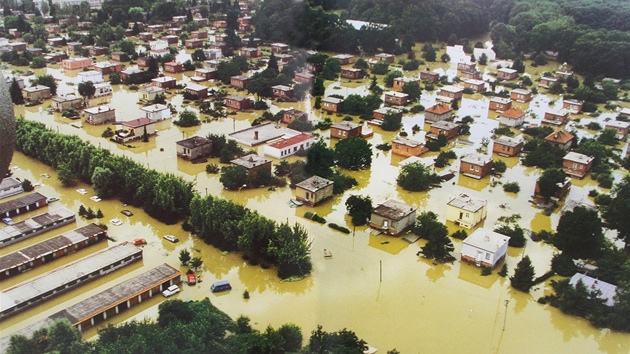 Povodn v Otrokovicích v roce 1997. Letecký snímek zaplaveného msta.