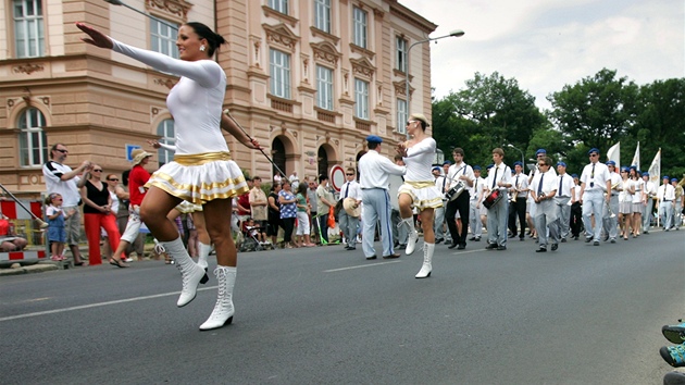 Na festivalu v Chebu se pedstavil i dudák z maarského dechového orchestru.