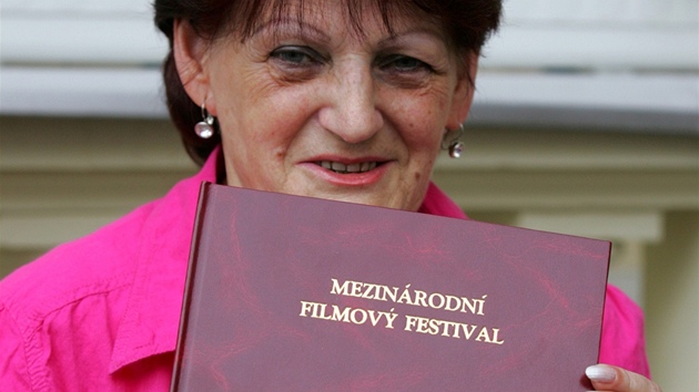 Marie Spazierová, lovkyn� autogram�, se svojí "kronikou" filmového festivalu