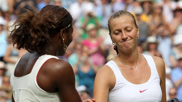 OPLATÍ JÍ PORÁKU? Ped dvma lety se musela Petra Kvitová (vpravo) v