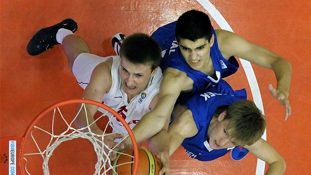 etí basketbalisté Tomá oukal (nahoe v modrém) a Jií Dedek v podkoovém