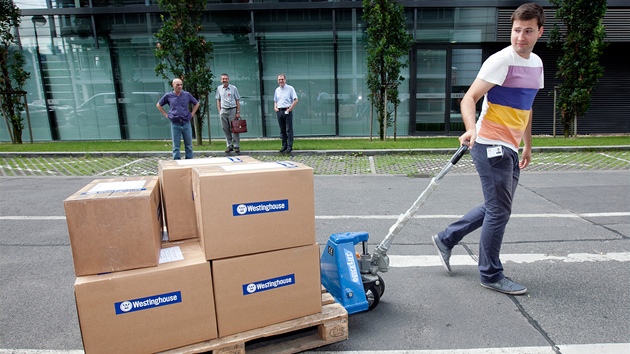 Dneek byl poslednm dnem, do kdy mohli podat uchazei nabdky na dostavbu Jadern elektrrny Temeln. V pl jedenct doruila do sdla EZ krabice s podklady firma Westinghouse (2. ervence 2012, Praha).
