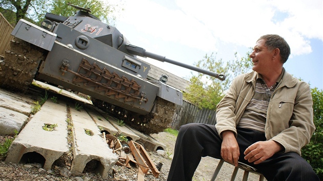 Rus Alexander Porubajko si na dvorku postavil repliku tanku. 