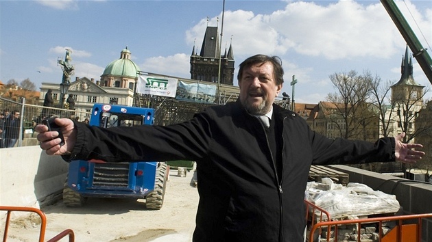 Jan Kn�ínek je spojený i s opravou Karlova mostu.