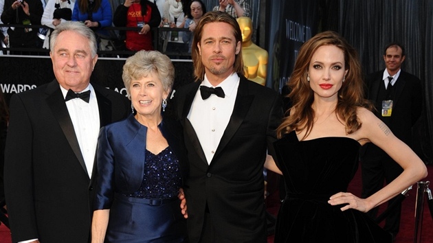 Angelina Jolie a Brad Pitt s rodi�i