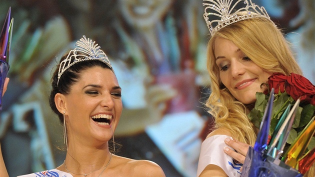 Miss Deaf World 2012 Karin Keuterová (vpravo) a první vicemiss Maria...