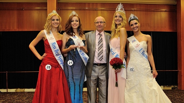 Miss Deaf World 2012 (zleva): Miss sympatie Adjelija Coroviová, druhá vicemiss...