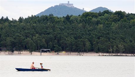 Populární Máchovo jezero v letní sezon.