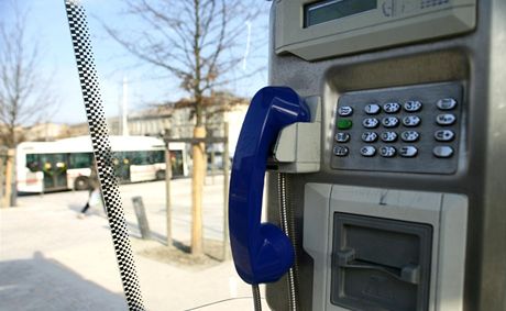 Zlodj ukradl karlovarským stráníkm sluchátko od telefonního pístroje. Ilustraní snímek