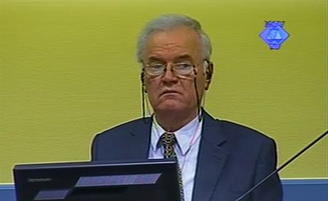Ratko Mladi ped Mezinárodním trestním tribunálem pro bývalou Jugoslávii v