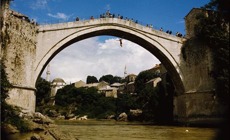 Z mostarského mostu rádi skáou místní, kteí tak iní za poplatek od turist.