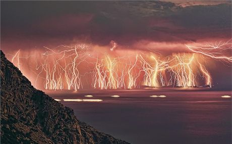 Boue nad eckým ostrovem Ikaria. Snímek vznikl spojením 70 fotografií. 