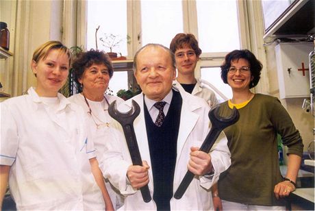 Svtoznámý chemik Antonín Holý se svými asistenty na snímku z února 2003