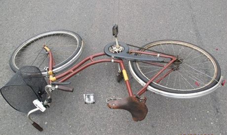 Tragick nehoda cyklistky v Zoubkov ulici v Kostelci nad Orlic (13. ervence...
