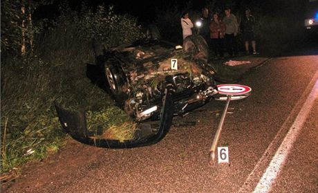 Pevrácený Citroen Xsara po nehod u Kumburského Újezdu na Jiínsku (17.