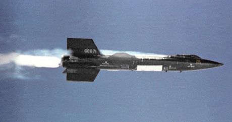 Letoun X-15 po startu ze svého nosie B-52 se zapnutým raketovým motorem. 