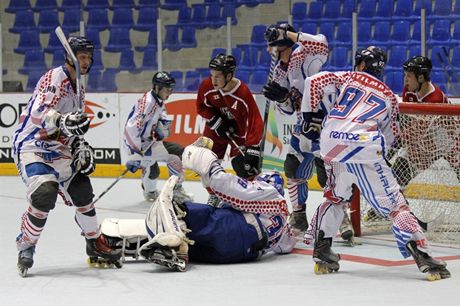 Momentka z utkání mistrovství svta organizace FIRS v in-line hokeji mezi