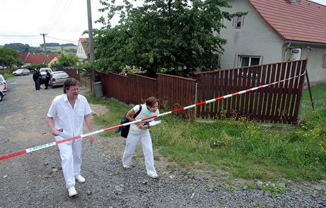 Policisté vyetují smrt manelského páru v rodinném dom v Tymákov u Plzn.