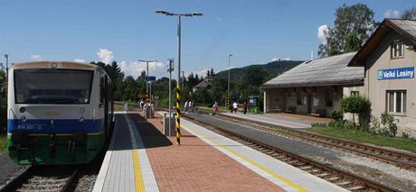 Souasn pohled na stanici eleznice Desn ve Velkch Losinch.