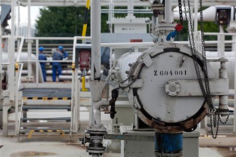 Zakonení ropovodu IKL v Centrálním tankoviti ropy firmy MERO v Nelahozevsi.