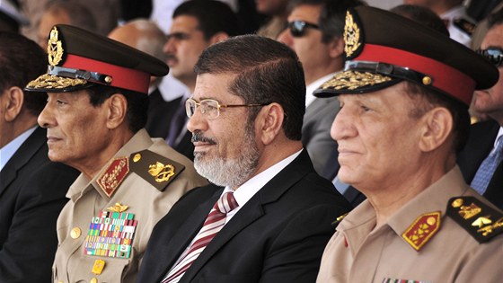 Egyptský prezident Mohammad Mursí (uprosted) a pedseda Nejvyí rady...