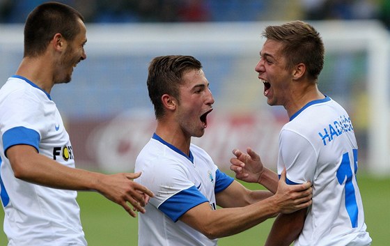 Liberetí fotbalisté oslavují branku Vojtcha Hadaoka (vpravo).