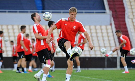 Plzeský fotbalista Václav Procházka ongluje s míem na tréninku v Tbilisi.